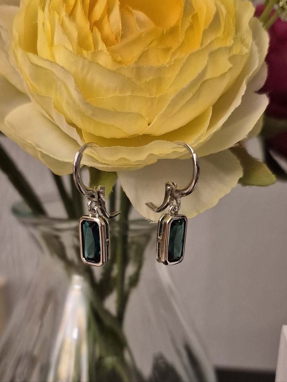 Sterling Silver Emerald Glass Drop Earrings - Silver Tone. NEW WITHOUT TAGS